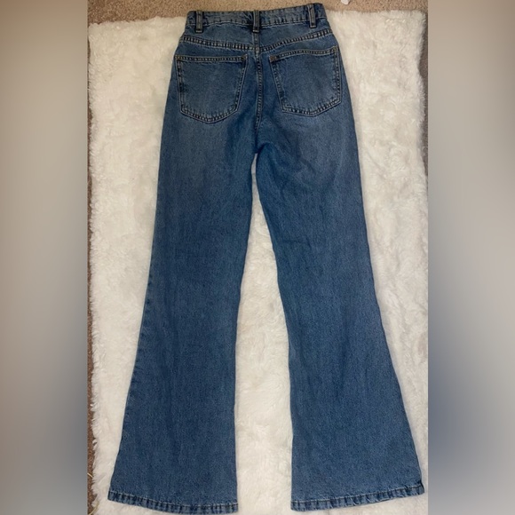 Relaxed flare jean in mid blue - Picture 5 of 7